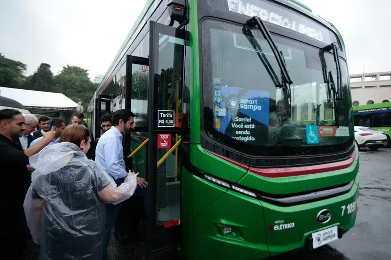 Prefeito Ricardo Nunes embarca no ônibus elétrico articulado BC22 – Foto: BYD